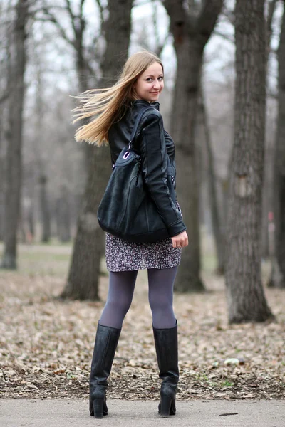 Full length, walking woman in autumn park — Stock Photo, Image