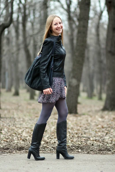 Piena lunghezza, donna che cammina nel parco autunnale — Foto Stock