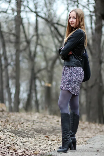 Full length, walking woman in autumn park — Stock Photo, Image