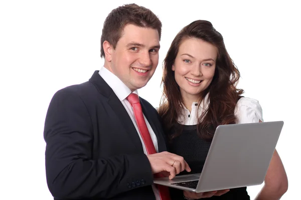 Casal casal olhando para laptop — Fotografia de Stock