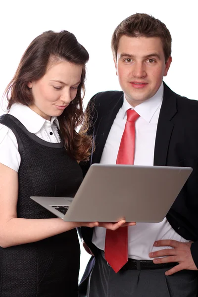 Casal casal olhando para laptop — Fotografia de Stock
