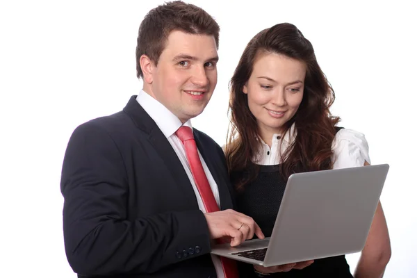 Lässiges Paar schaut auf Laptop — Stockfoto