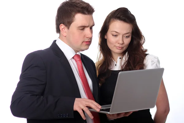 Lässiges Paar schaut auf Laptop — Stockfoto
