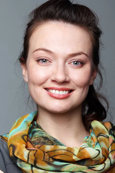 Szoros portré egy boldog fiatal nőről, aki mosolyog — Stock Fotó