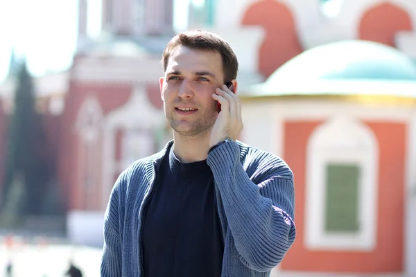 Šťastný muži volání po telefonu — Stock fotografie