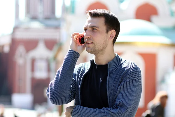 Szczęśliwy mężczyzn rozmowa przez telefon — Zdjęcie stockowe