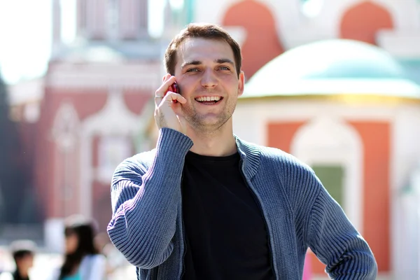 전화로 호출 하는 행복 한 남자 — 스톡 사진