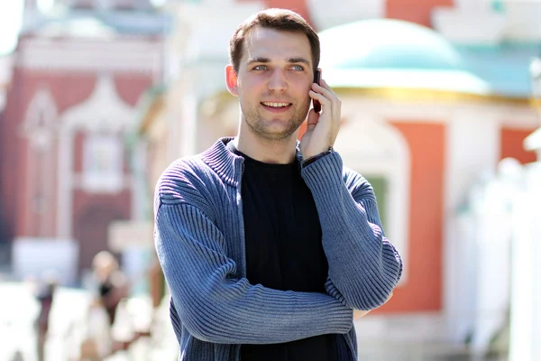 Lyckliga män ringer via telefon — Stockfoto