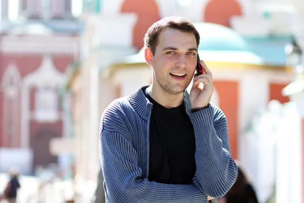 Boldog ember hívja telefonon — Stock Fotó