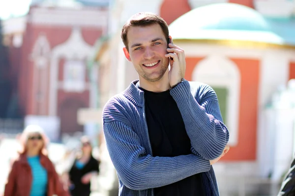 Gelukkig mannen vragen per telefoon — Stockfoto