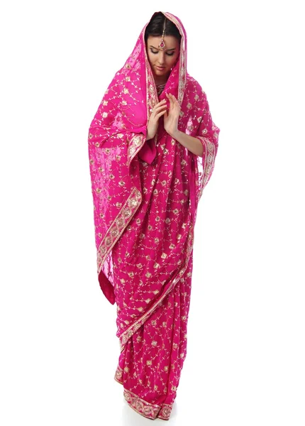 Ung kvinna i sari klänning — Stockfoto