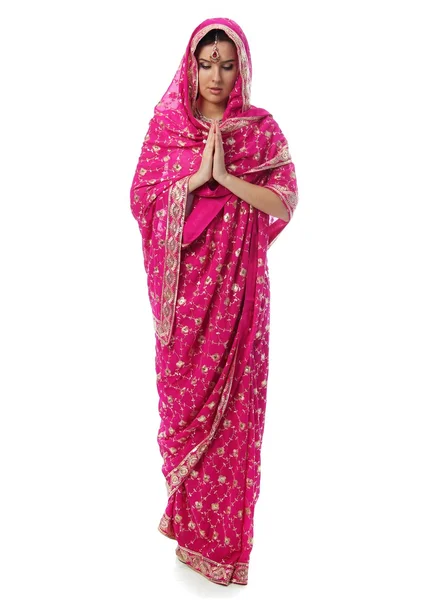 Jeune femme en robe sari — Photo