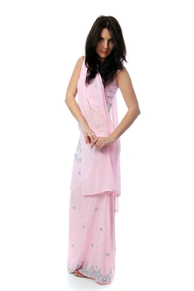 Mladá žena v sari šaty — Stock fotografie