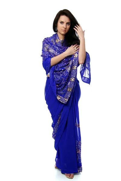 Jovem mulher no vestido sari — Fotografia de Stock