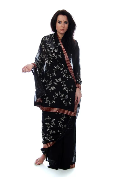 Jeune femme en robe sari — Photo