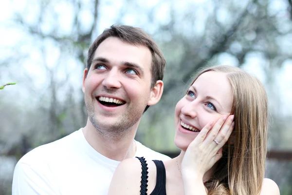 Portret szczęśliwej młodej pary — Zdjęcie stockowe
