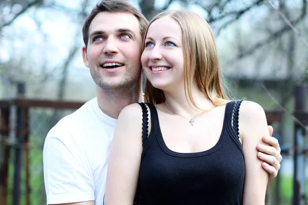 Porträtt av ett lyckligt ungt par — Stockfoto