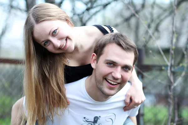 Retrato de una feliz pareja joven — Foto de Stock
