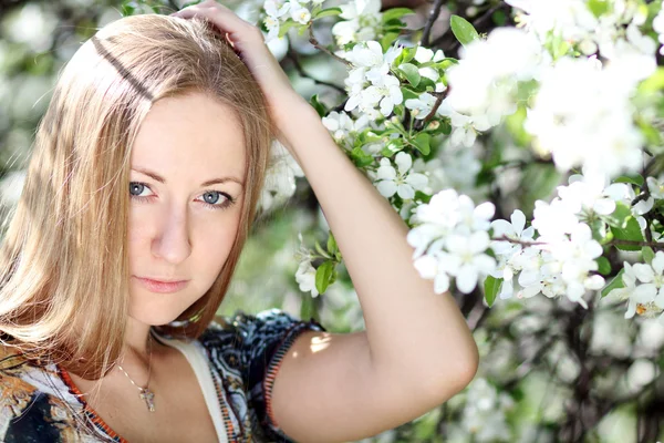 春の桜の庭で美しいブロンドの女の子 — ストック写真