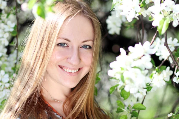 Porträtt av vacker blond i våren blossom — Stockfoto