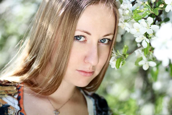 Porträtt av vacker blond i våren blossom — Stockfoto