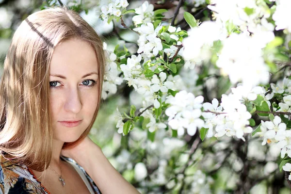 Bella ragazza bionda in giardino di ciliegie primaverili — Foto Stock