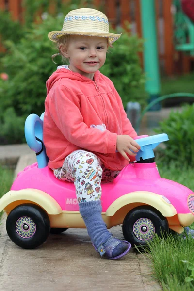 小さな女の子は、車のおもちゃで遊ぶ — ストック写真