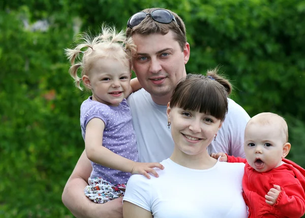 Famiglia di quattro persone che si godono l'aria aperta — Foto Stock