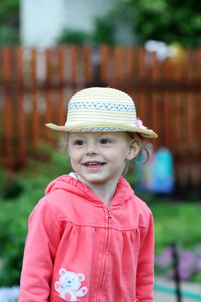 Närbild porträtt av vacker liten flicka — Stockfoto