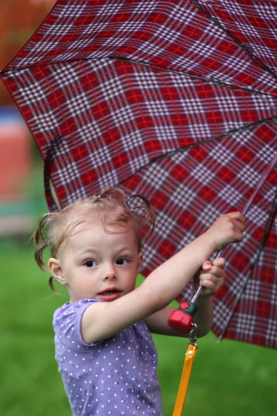 공원에서 우산 소녀 — 스톡 사진