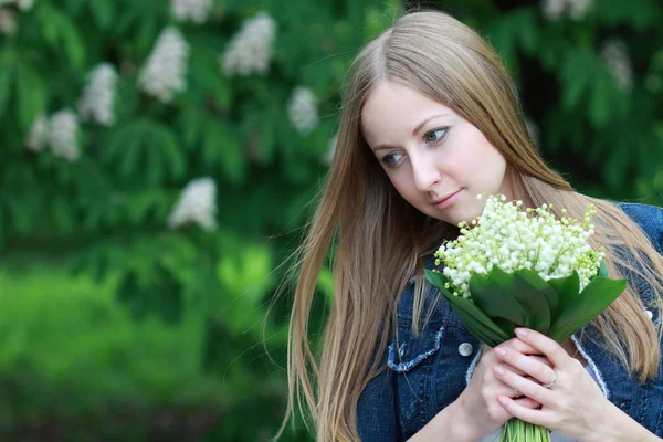 Blond with a bouquet of lilies of the valley — Stock Photo, Image