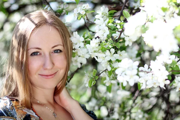 Retrato de hermosa rubia en flor de primavera —  Fotos de Stock