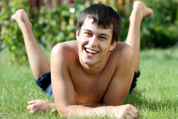 Portret van een jonge aantrekkelijke man, buiten — Stockfoto