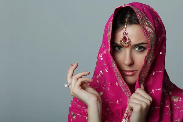 Jonge vrouw in sari — Stockfoto