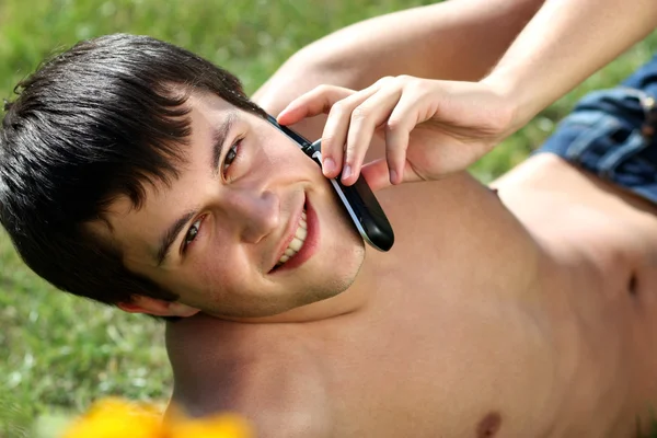 Retrato de jovem atraente chamando por telefone — Fotografia de Stock