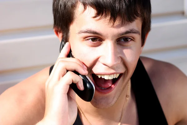 Telefon ederken çekici genç bir adam portresi — Stok fotoğraf