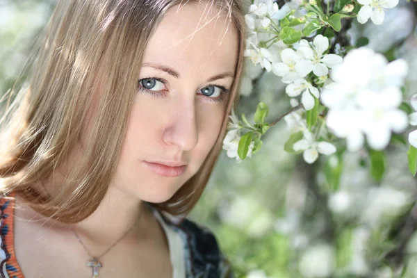 Portret piękne blond w wiosna blossom — Zdjęcie stockowe