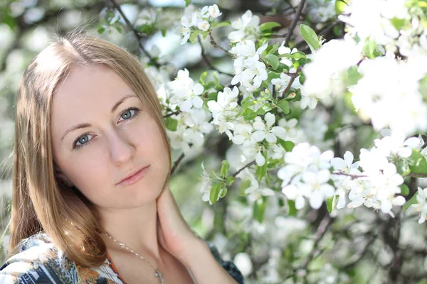 春の花の美しいブロンドの肖像画 — ストック写真