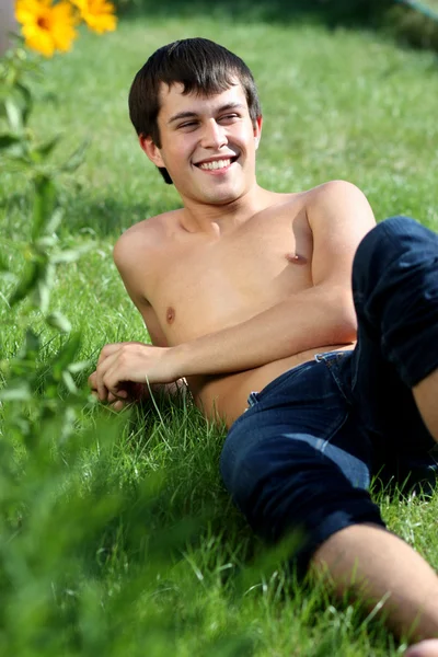 Retrato de jovem atraente homem, ao ar livre — Fotografia de Stock