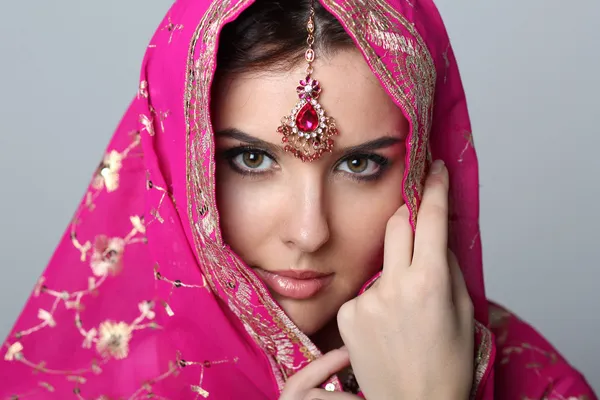 Ung kvinna i sari — Stockfoto