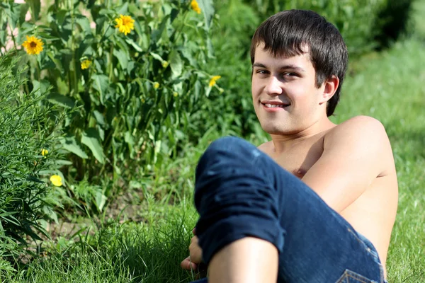 Portret młodego atrakcyjnego mężczyzny, na zewnątrz — Zdjęcie stockowe