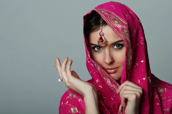 Ung kvinna i sari — Stockfoto