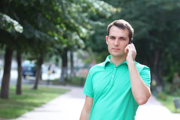 Jovem homem atraente chamando por telefone — Fotografia de Stock