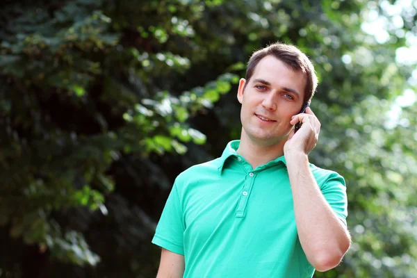 Jeune homme attrayant appelant par téléphone — Photo
