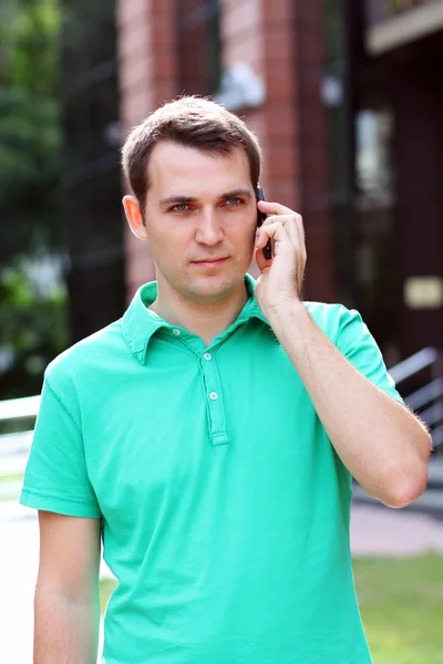 Молодой привлекательный мужчина звонит по телефону — стоковое фото