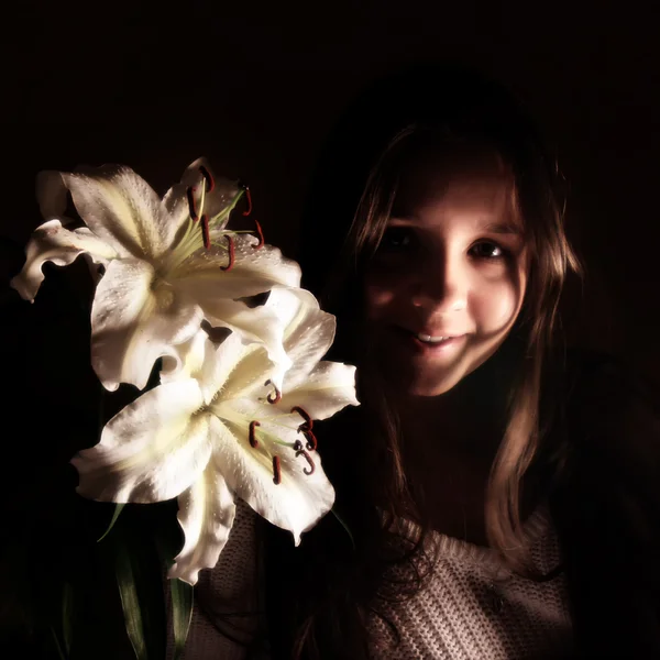 Krásná dívka s lily — Stock fotografie