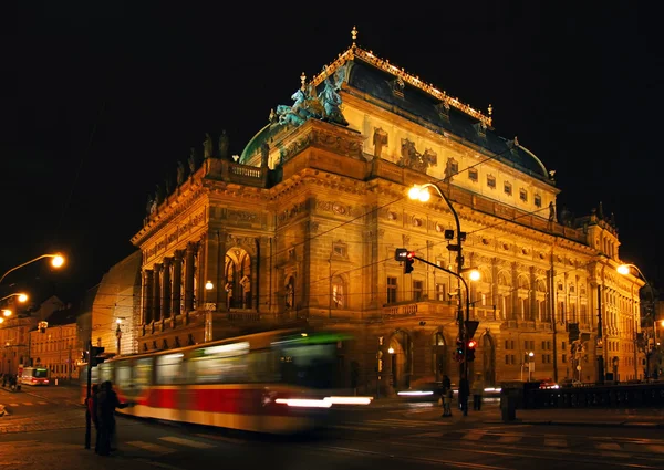 夜のプラハの国立劇場 — ストック写真
