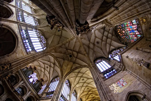 Interior dari katedral Gothik — Stok Foto