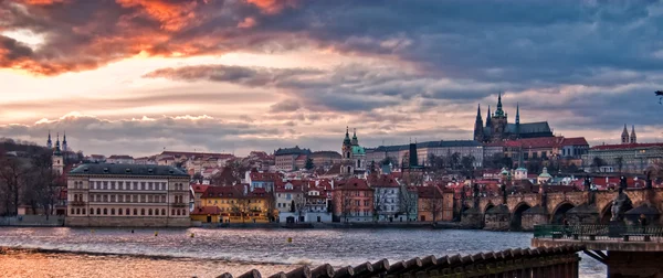 Prag panorama på sunset — Stockfoto