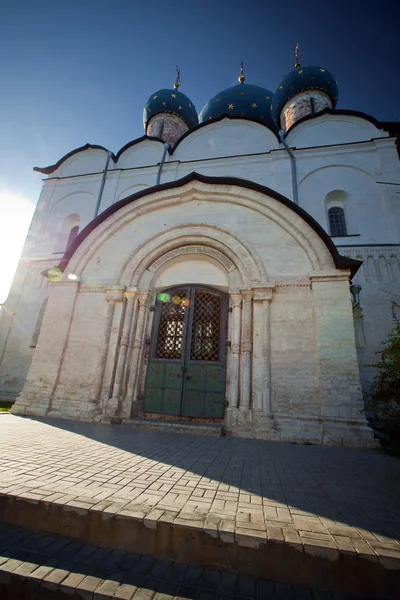 Fassade der Roschdestwenski Kathedrale — Stockfoto